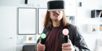 Vartotojas naudojasi virtualios realybės akiniu ir žaidžia interaktyvius žaidimus Future Live Vilniuje.