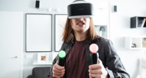 Vartotojas naudojasi virtualios realybės akiniu ir žaidžia interaktyvius žaidimus Future Live Vilniuje.