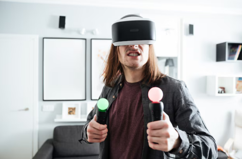 Vartotojas naudojasi virtualios realybės akiniu ir žaidžia interaktyvius žaidimus Future Live Vilniuje.