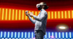 Moteris su virtualios realybės akiniu žaidžia žaidimą, fonas su ryškiomis neoninėmis juostomis, simbolizuojančiomis virtualios realybės ir kazino transliacijų inovacijas.