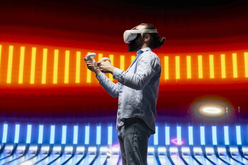 Moteris su virtualios realybės akiniu žaidžia žaidimą, fonas su ryškiomis neoninėmis juostomis, simbolizuojančiomis virtualios realybės ir kazino transliacijų inovacijas.